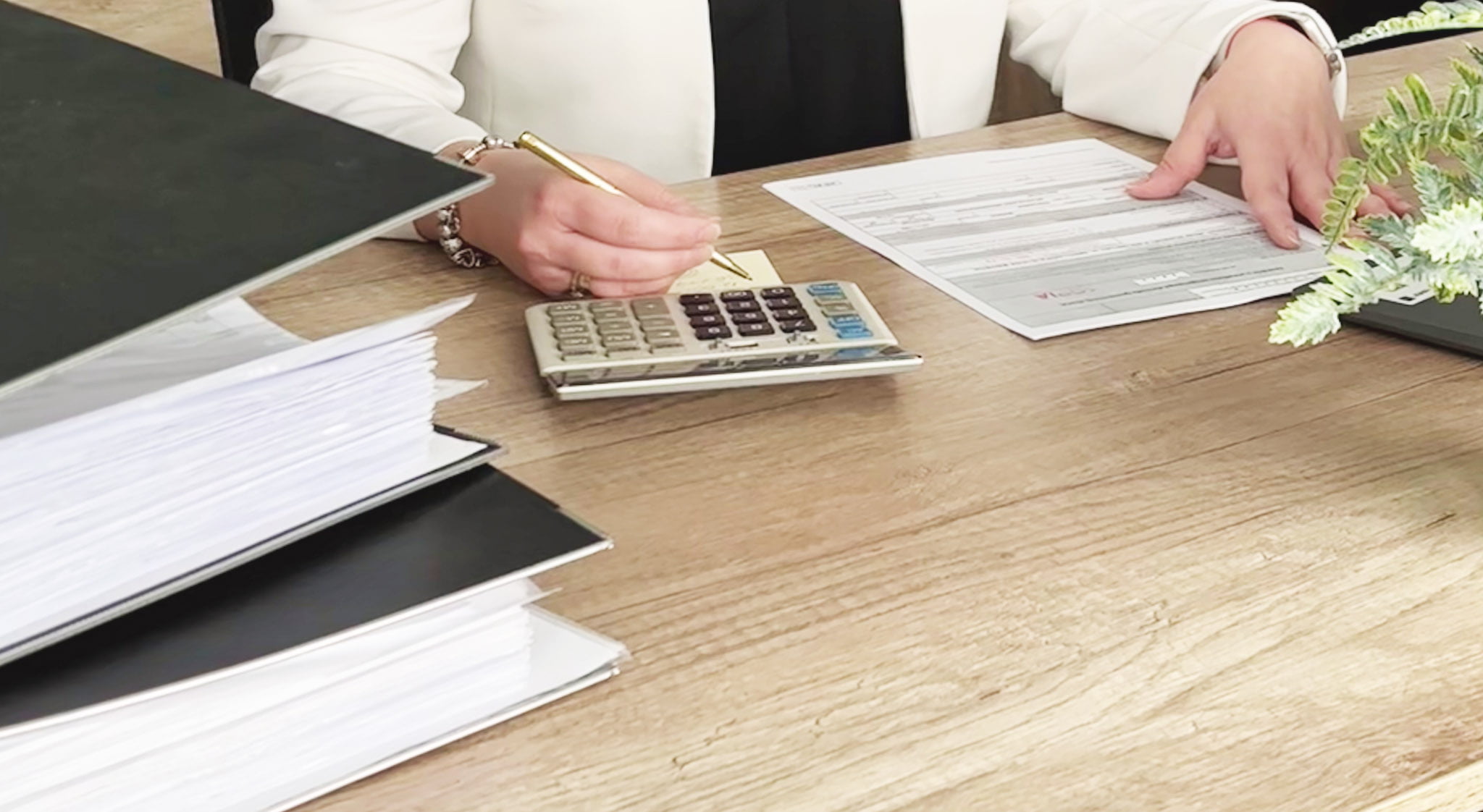 Zbliżenie na księgową rozliczającą podatki klientów